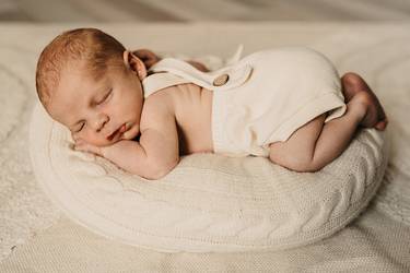 Schlafendes Baby in Bauchlage auf einem weichen Kissen