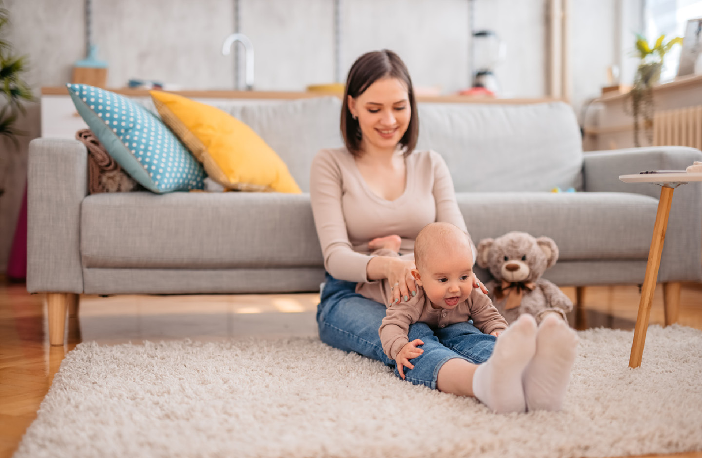 Mutter spielt mit ihrem Baby auf dem Boden