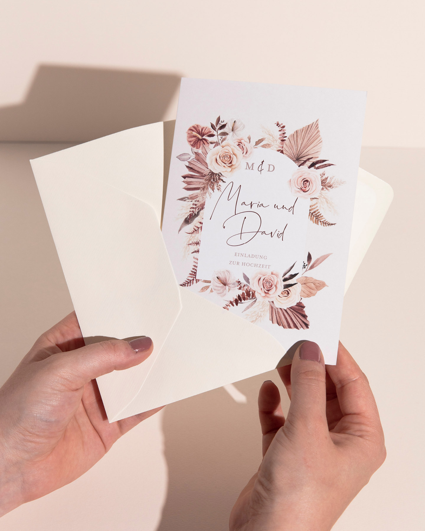 Einladung mit Trockenblumen Illustration wird aus Umschlag genommen.