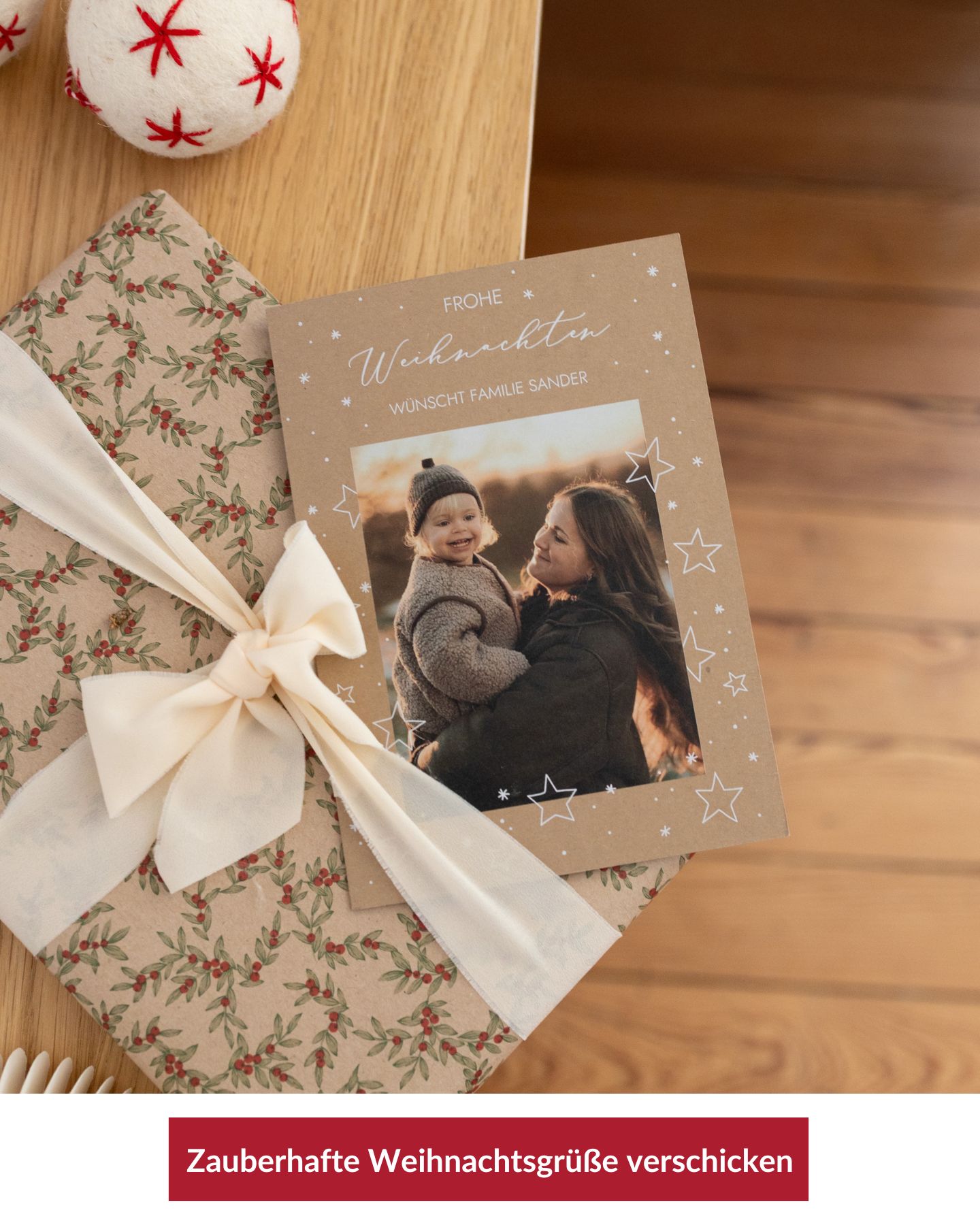 Weihnachtskarten werden beschrieben. Mädchen in rotem Pullover liest Weihnachtskarte.