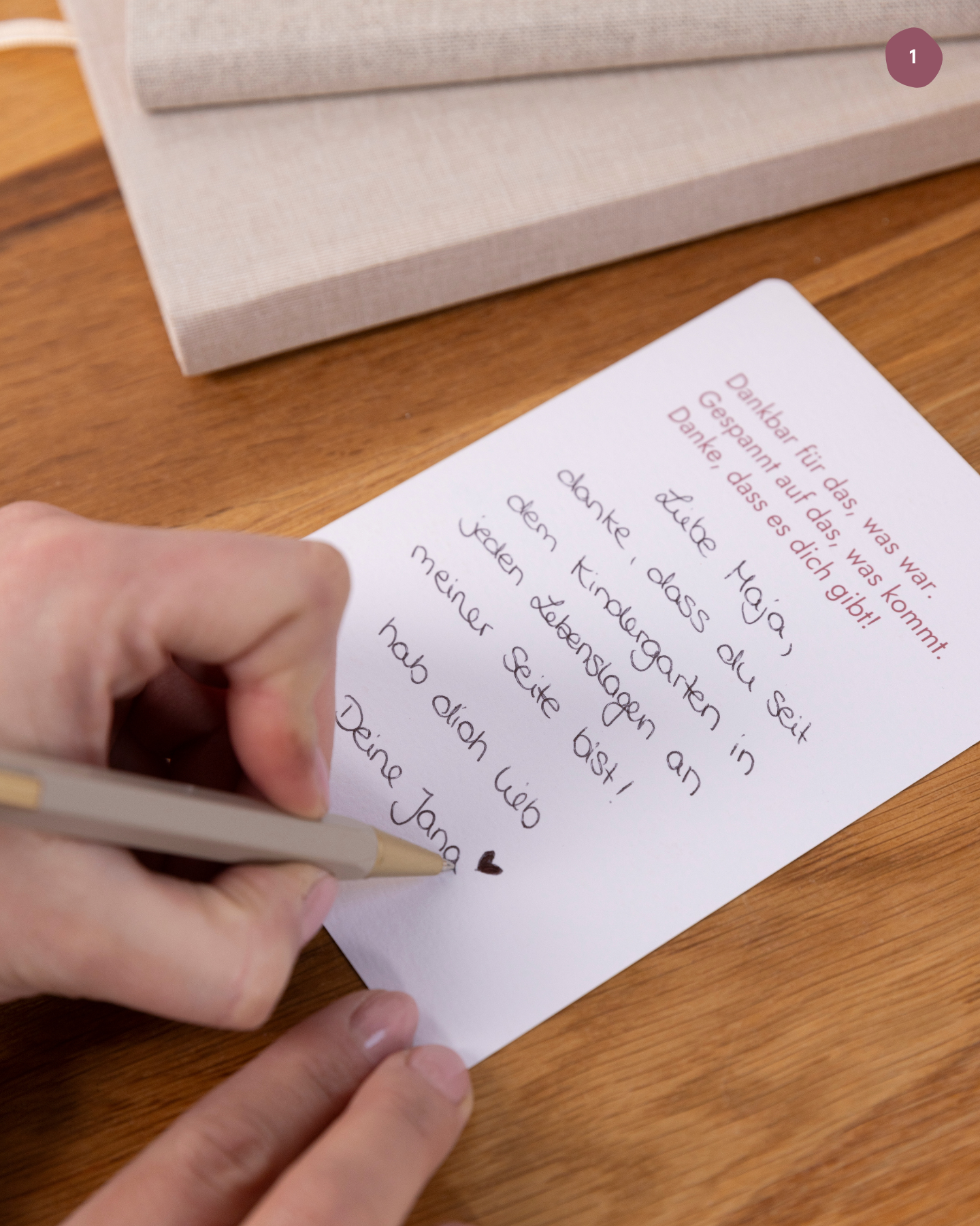 Handgeschriebene Postkarten mit persönlichen Worten als Gastgeschenke zur Hochzeit. 