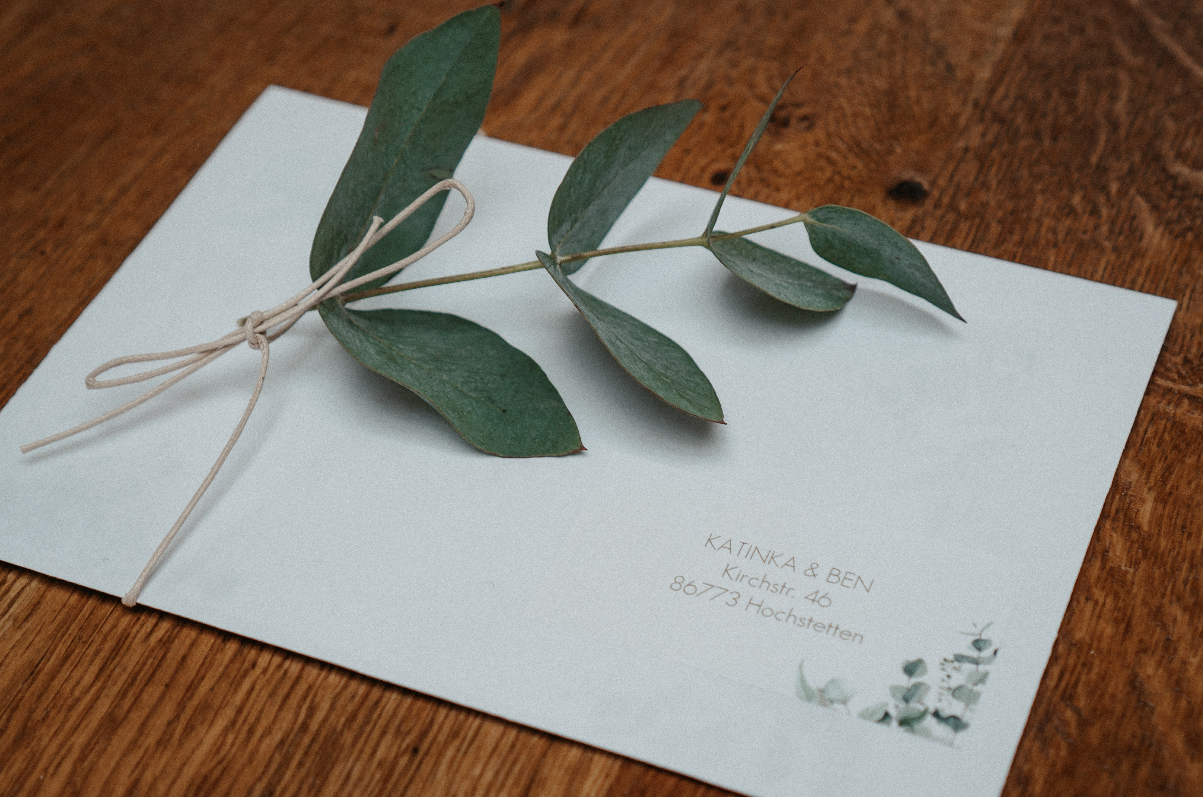 Umschlag für die Hochzeitseinladung mit Aufkleber im Design "Soft Greenery" mit Eukalyptus-Zweig.