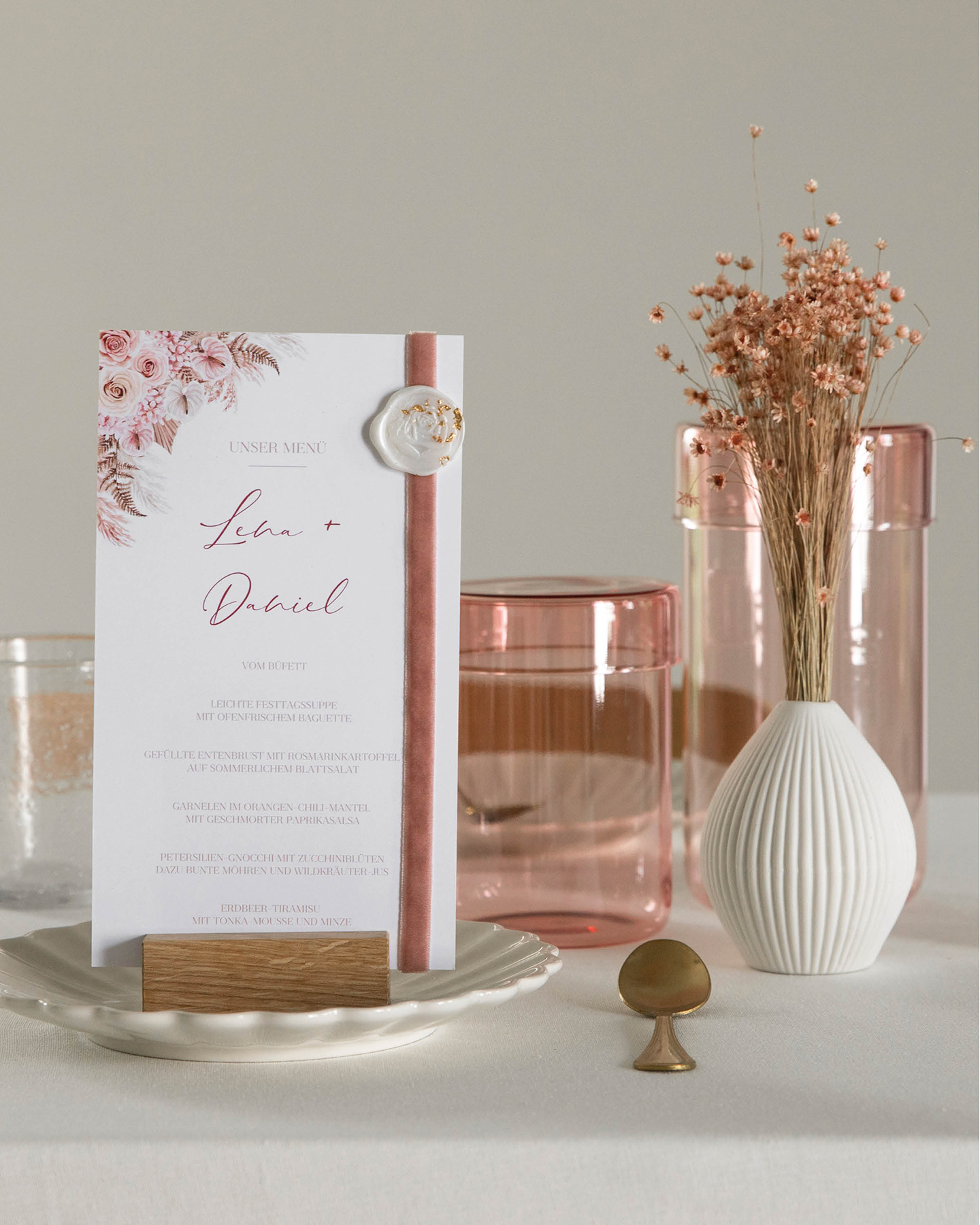 Menükarte verziert mit Wachssiegel, dekoriert auf edel gedeckter Hochzeitsstafel in beige und rosa.
