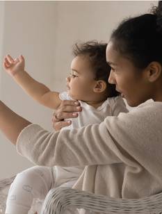 Mutter liegt mit Tochter auf Bett