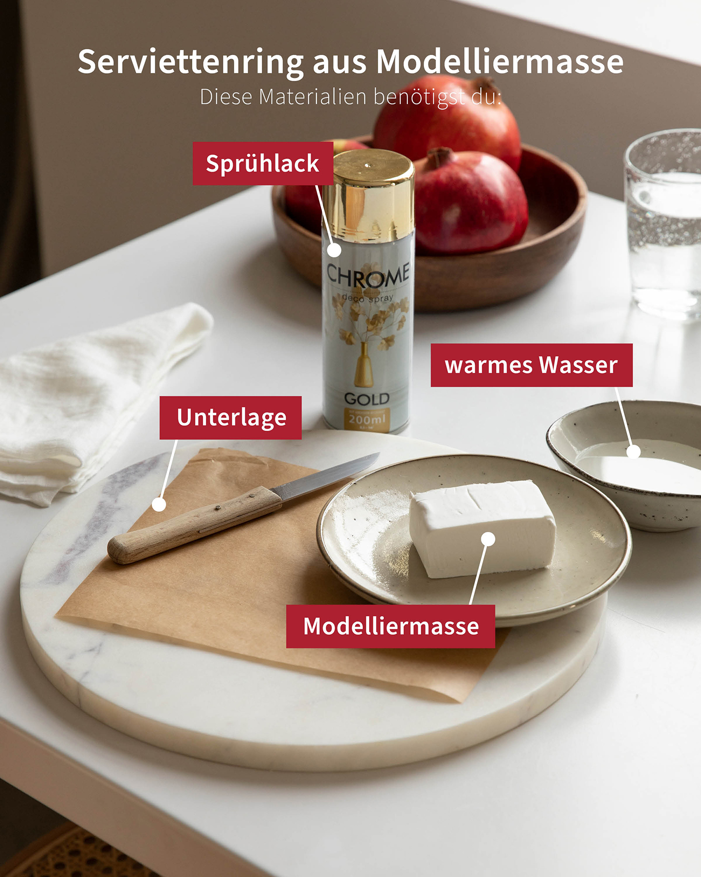 Alle Materialien, die für selbst gemachte Serviettenringe aus Modelliermasse in Flechtoptik benötigt werden, liegen auf einem Tisch: Sprühlack, Modelliermasse, warmes Wasser