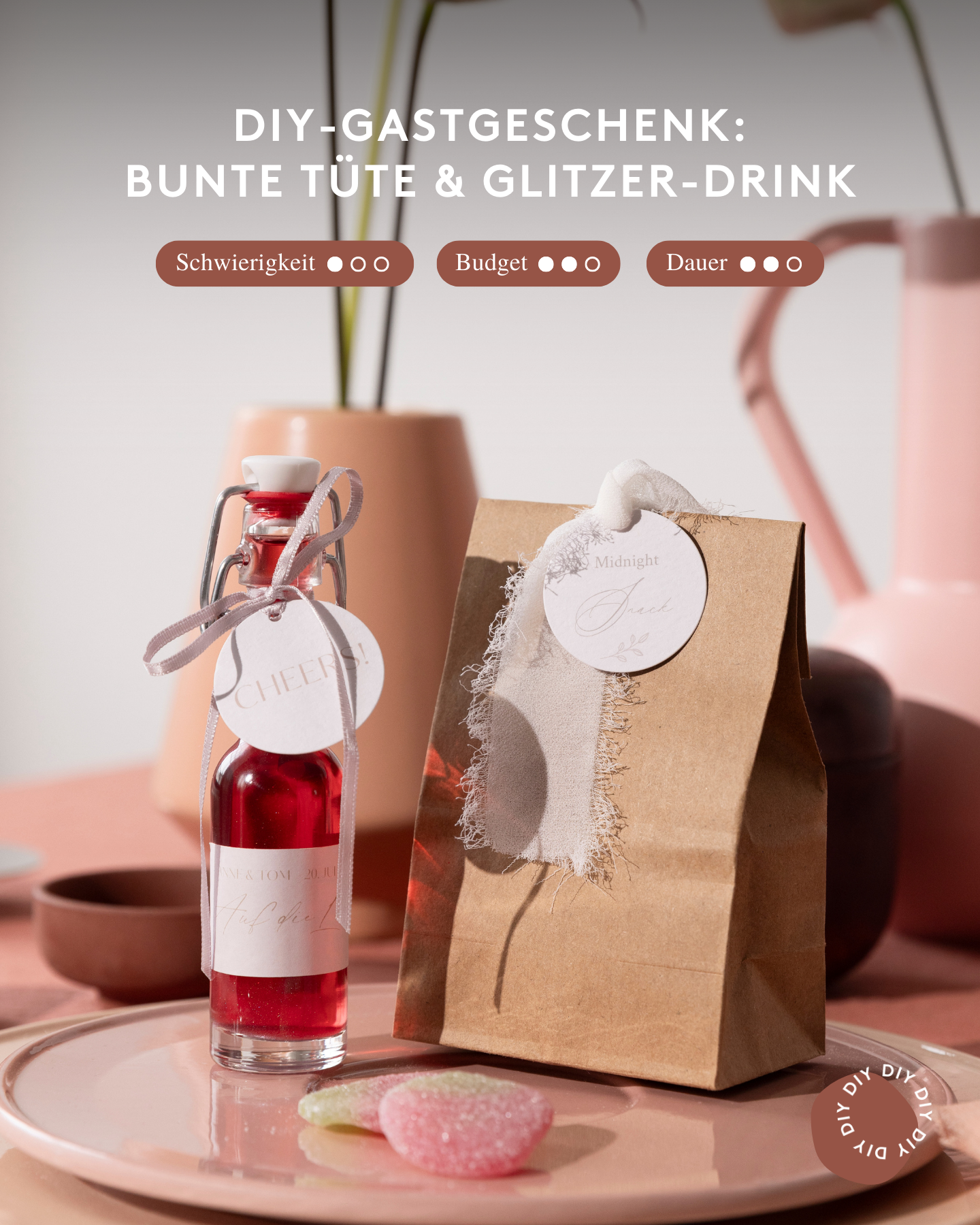 Tüte mit Süßigkeiten und Glitzerdrink als selbst gemachtes Gastgeschenk zur Hochzeit.  