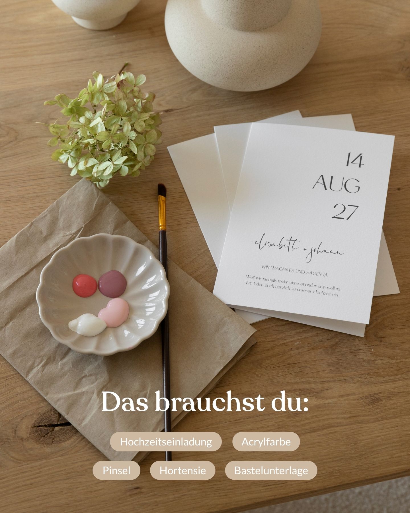 Materialien auf dem Tisch liegend. DIY Hochzeitseinladung. Kunstvolle Akzente durch Acrylfarbe & Blumendruck