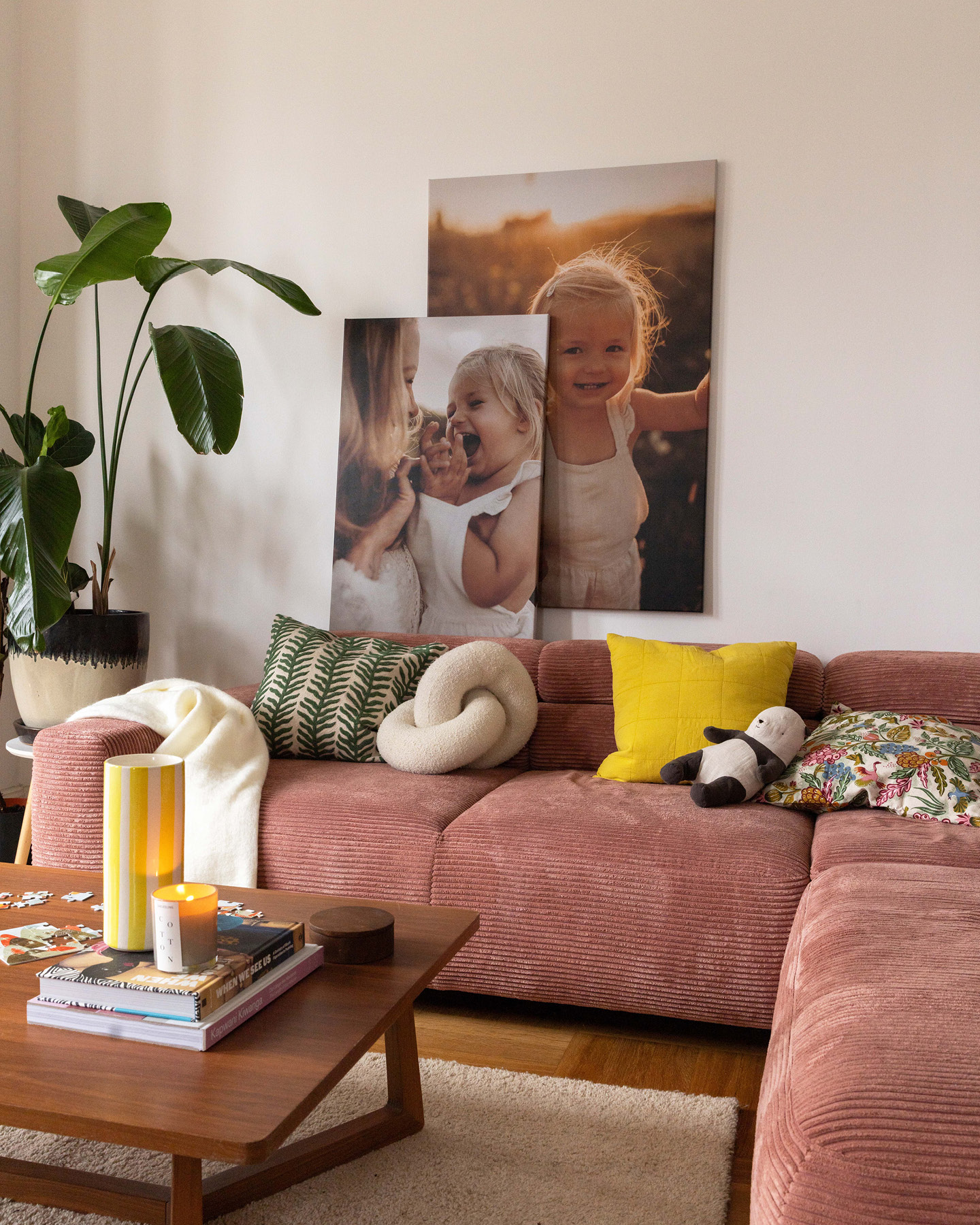 Kinderfotos als Wandbilder in einem gemütlichen Wohnzimmer