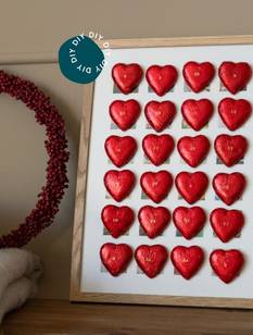 Adventskalender mit Poster und roten Schokoherzen selber basteln