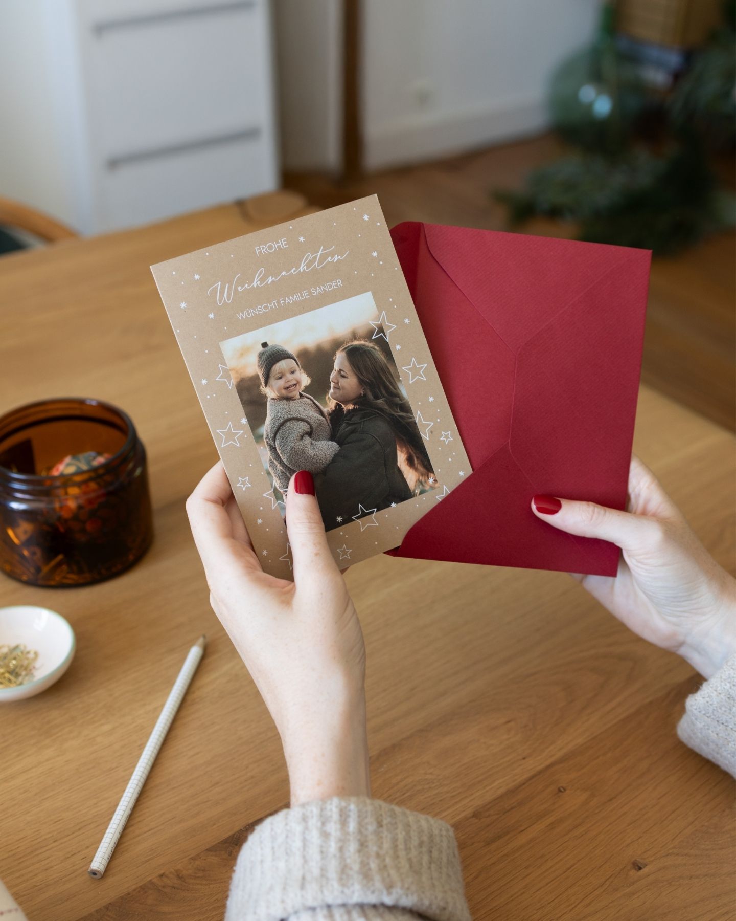 Weihnachtsgeschenk in rotem Papier mit Weihnachtsgrüßen