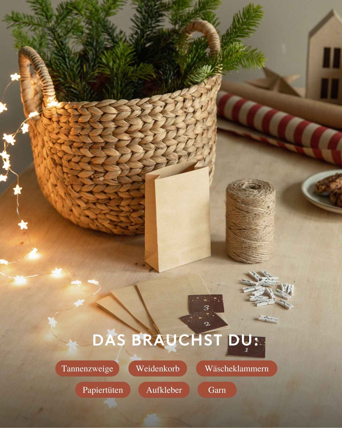 Materialien für einen Adventskalender mit Papiertüten stehen auf einem Tisch.