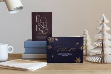 Frau hält eine Geschenkbox und Weihnachtskarte in den Händen.