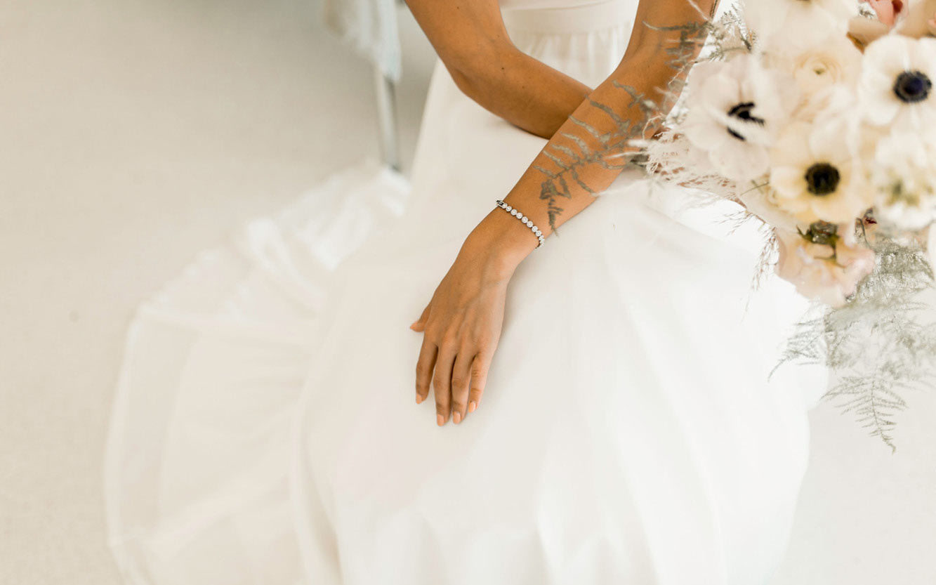 Brautstrauß und Brautkleid farblich in Creme Weiß abgestimmt