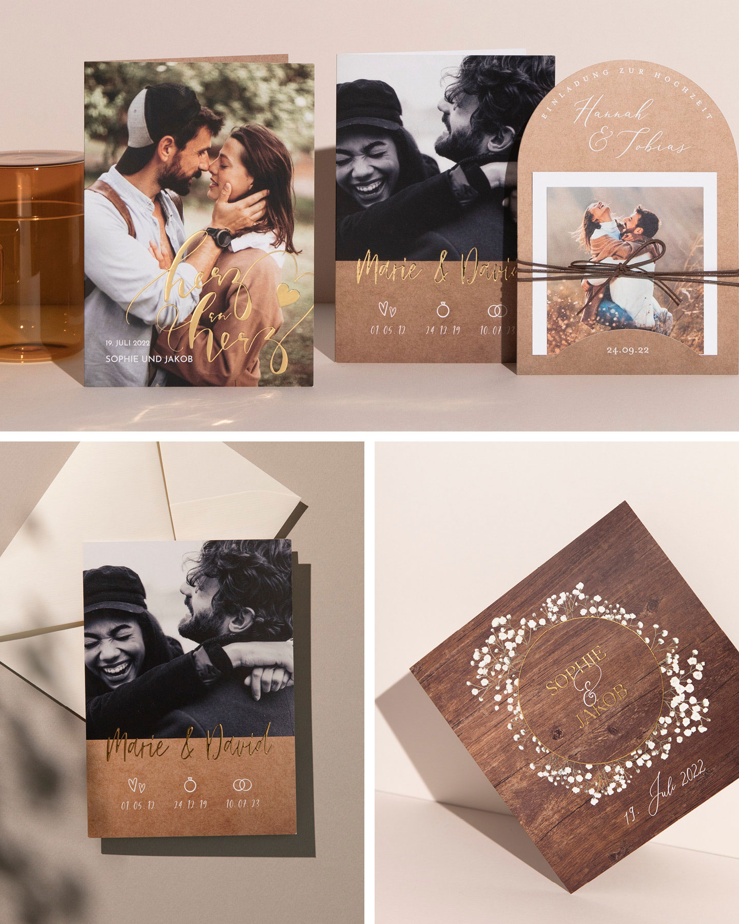 Hochzeitseinladung im Kraftpapierlook in verschiedenen Formaten stehen vor hellem Hintergrund.