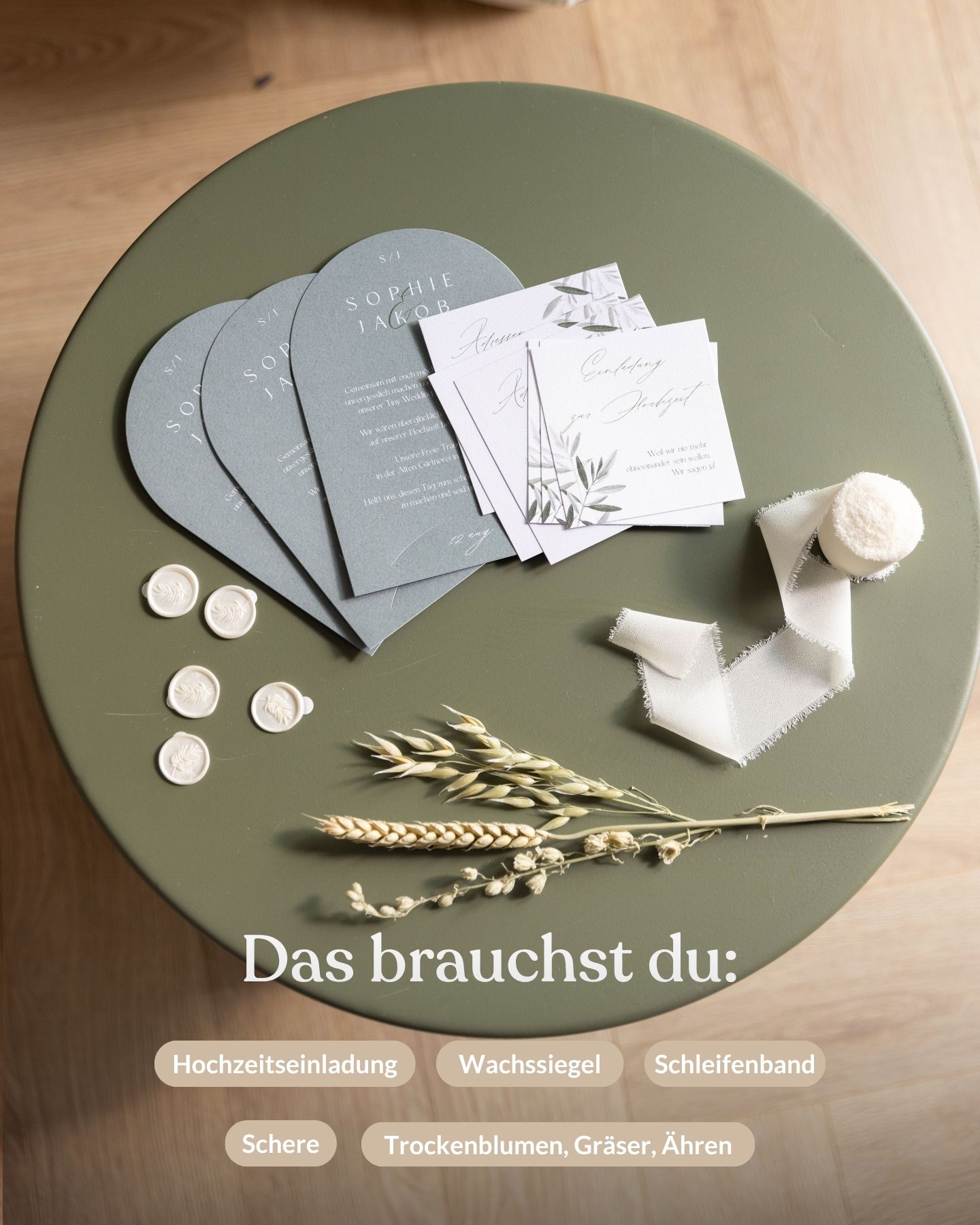 Material für DIY-Hochzeitseinladung im Modern-Greenery-Stil auf einem Tisch