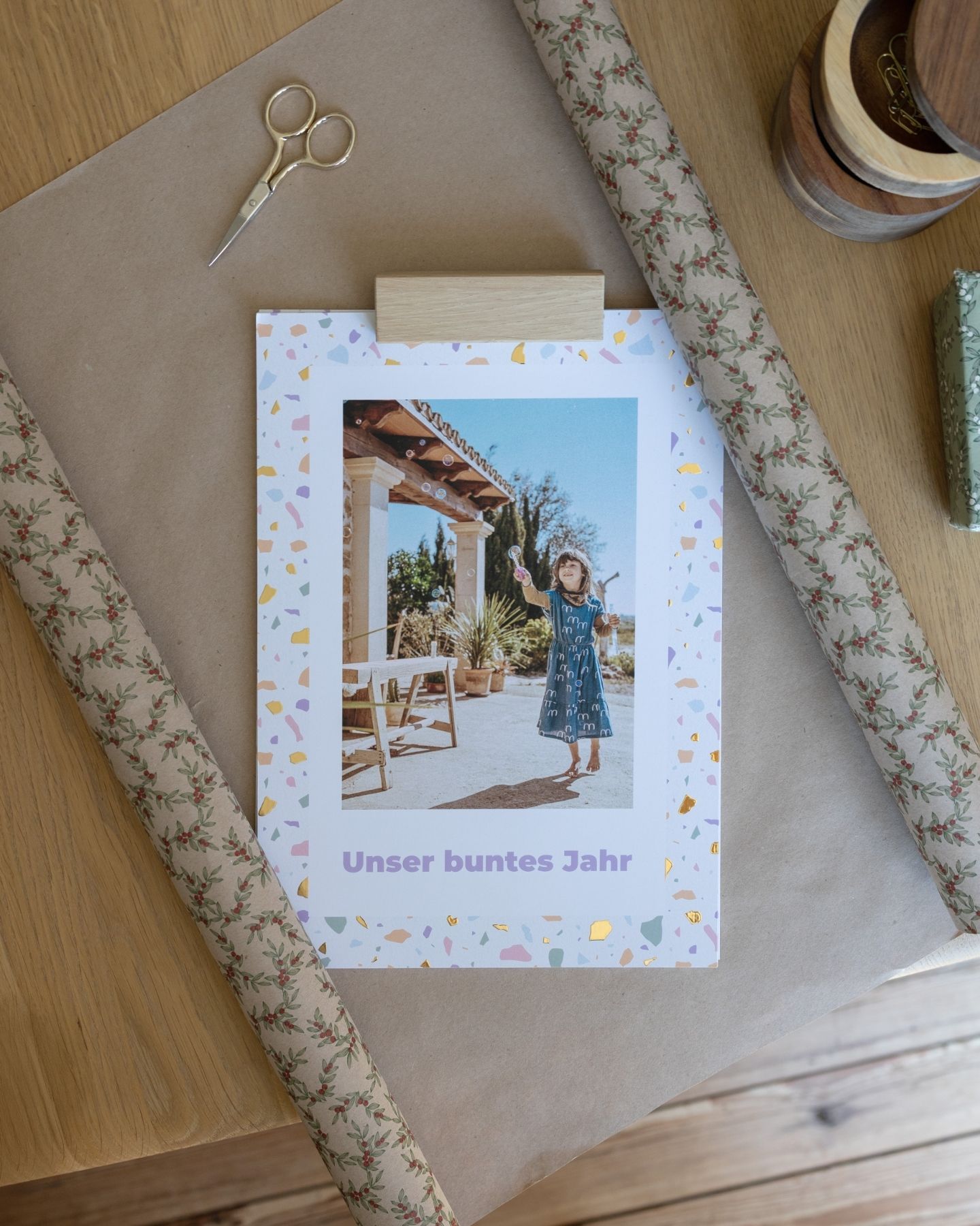 Zwei Fotokalender auf einem Stuhl