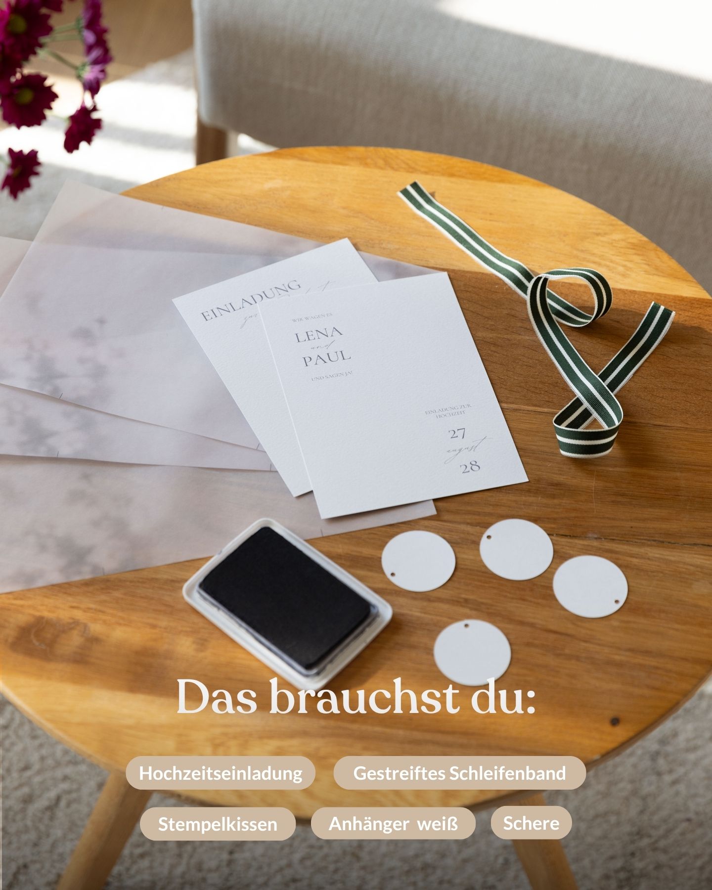 Materialien für DIY-Hochzeitseinladung mit Fingerprint-Tag auf einem Tisch