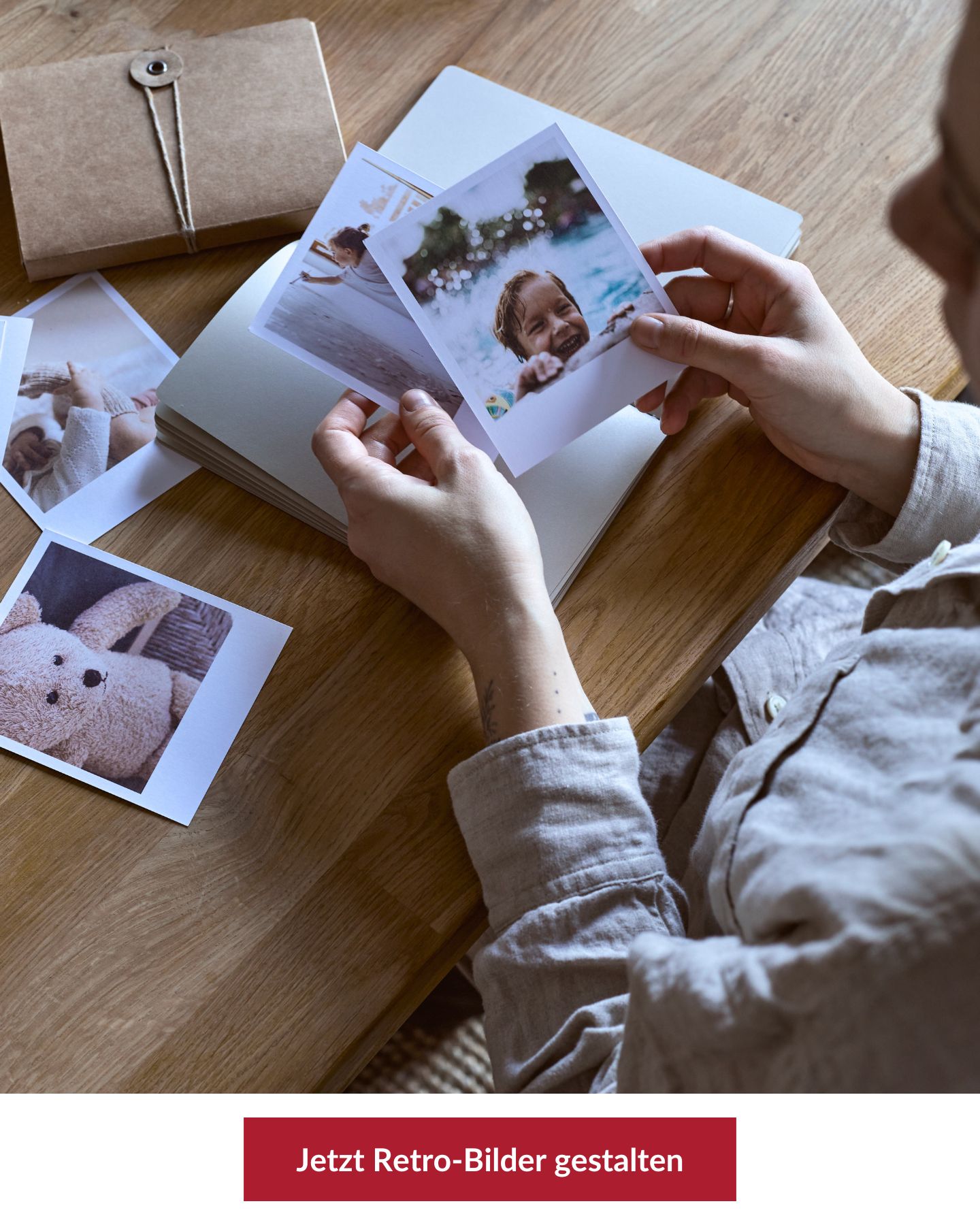 Kind hält Retrobilder in den Händen.