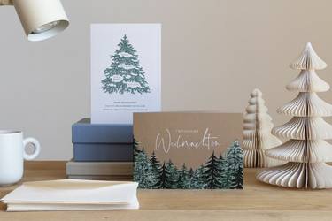 Geschäftliche Weihnachtskarten stehen auf einem Tisch.