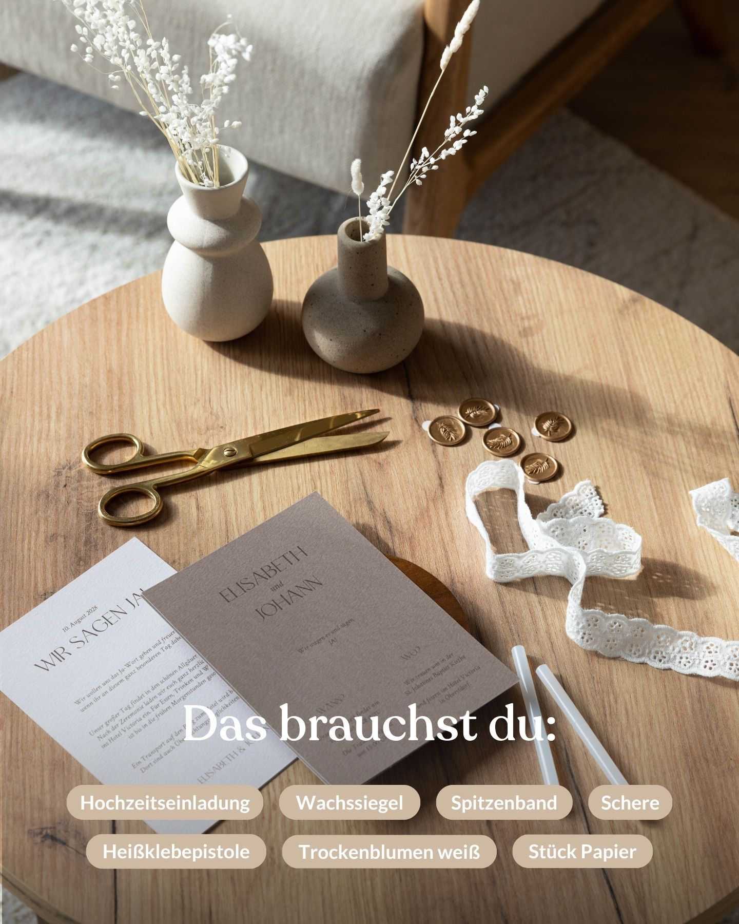 Material für DIY-Einladung mit Spietze und Trockenblumen auf einem Tisch