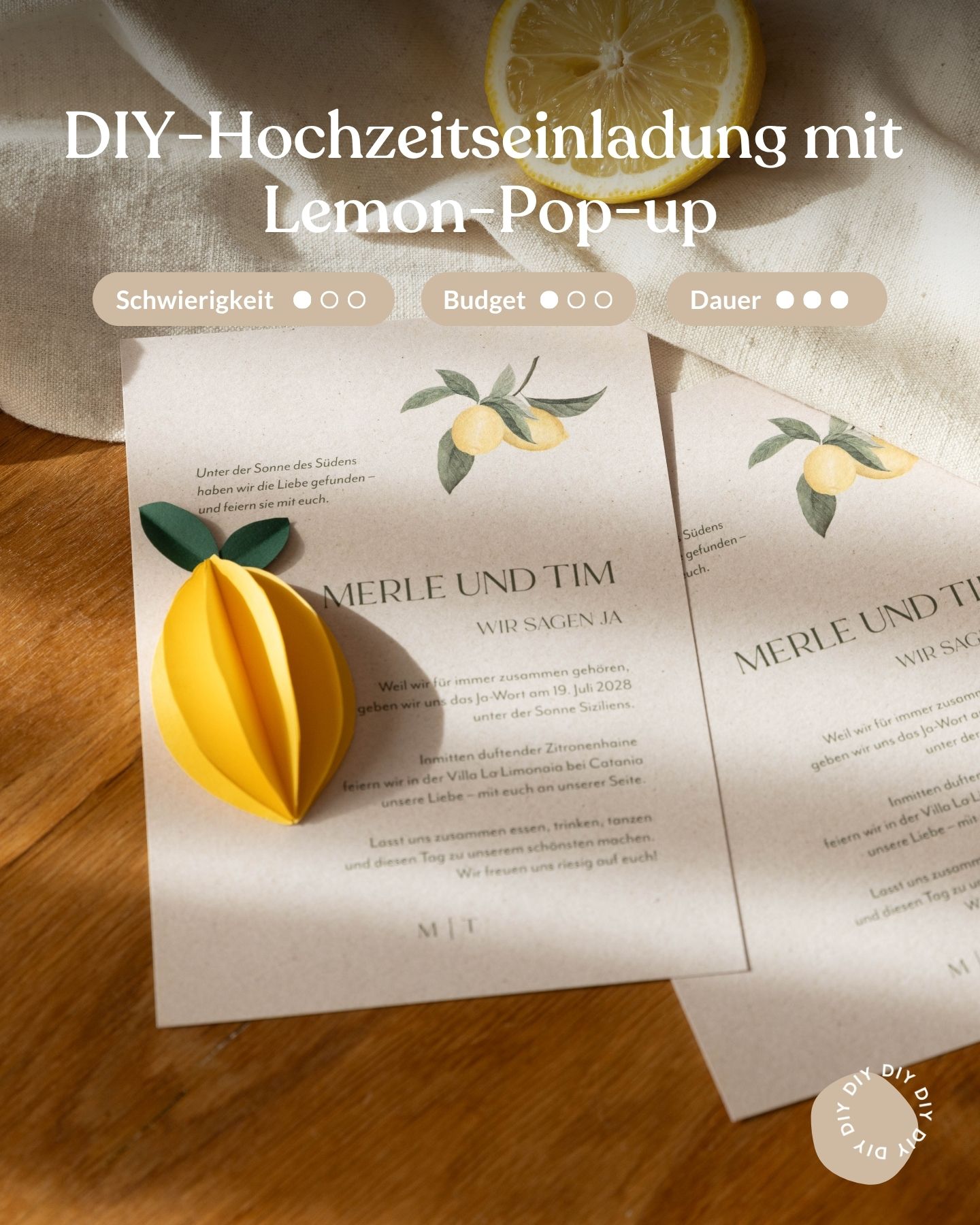 Zwei Hochzeitseinladungen in Zitronendesign mit DIY-Lemon-Pop-up 