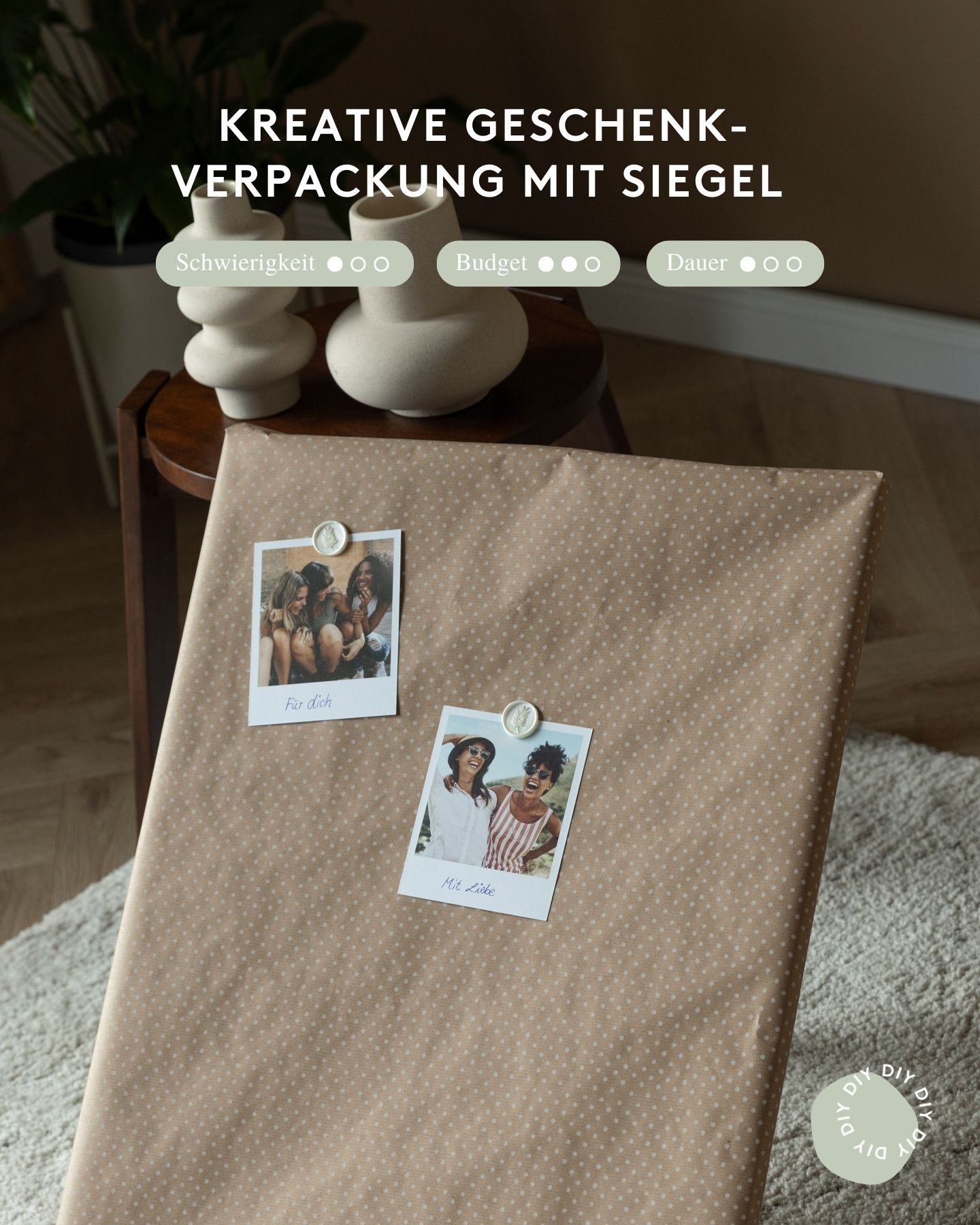 Eingepacktes Geschenk verziert mit Wachssiegeln und Fotoausdrucken.