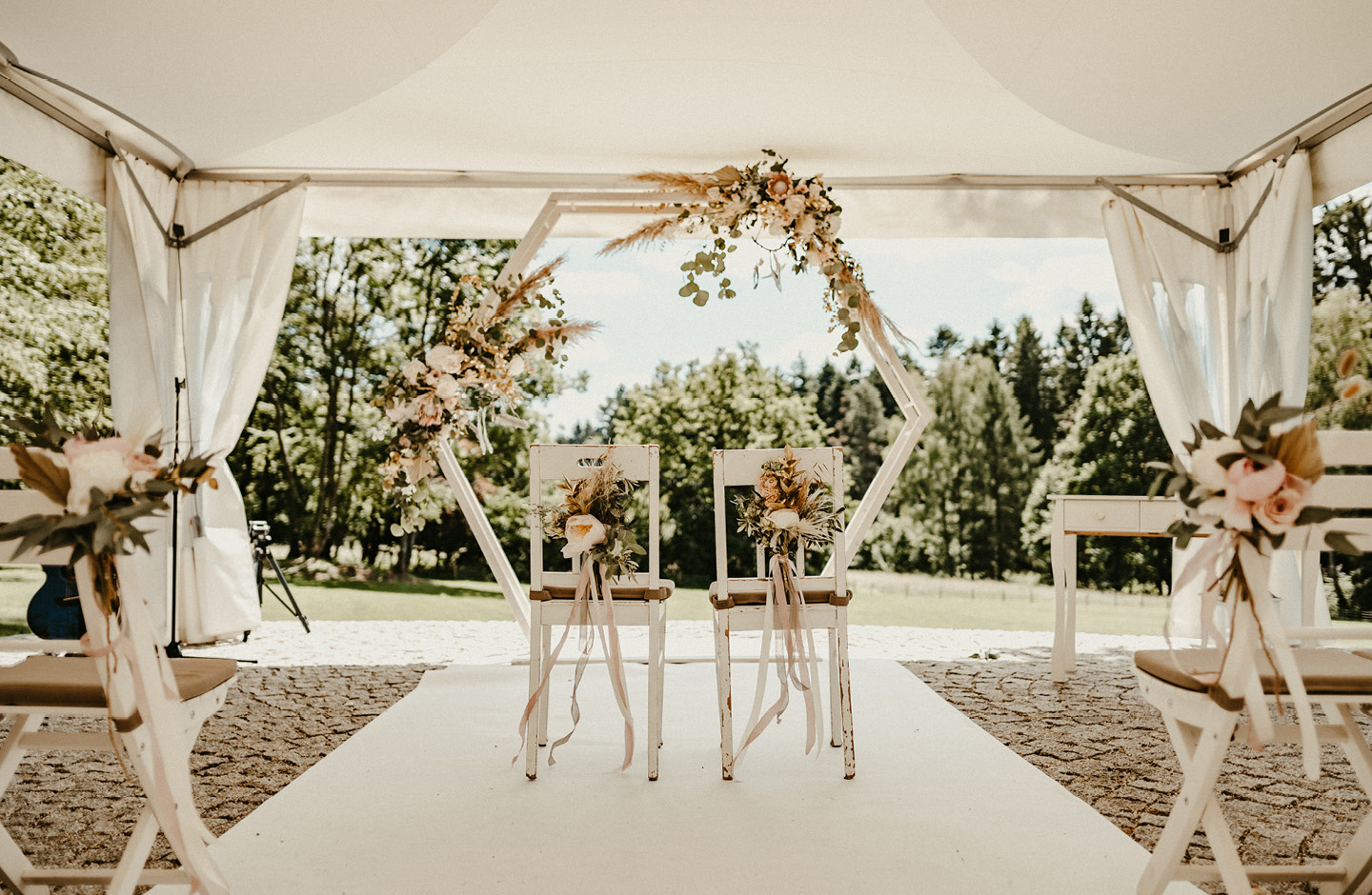 Hochzeitsdeko-Trend 2021: Traubogen geschmückt mit Blumen und Pampasgras