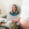 Schwangere beim Packen der Kliniktasche für die Geburt