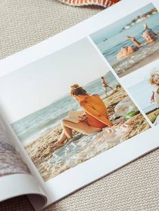 Schön mit Urlaubsfotos gestaltete Innenseiten eines Softcover-Fotobuchs