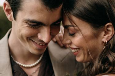 Glücklich lachendes Hochzeitsoaar, Nahaufnahme