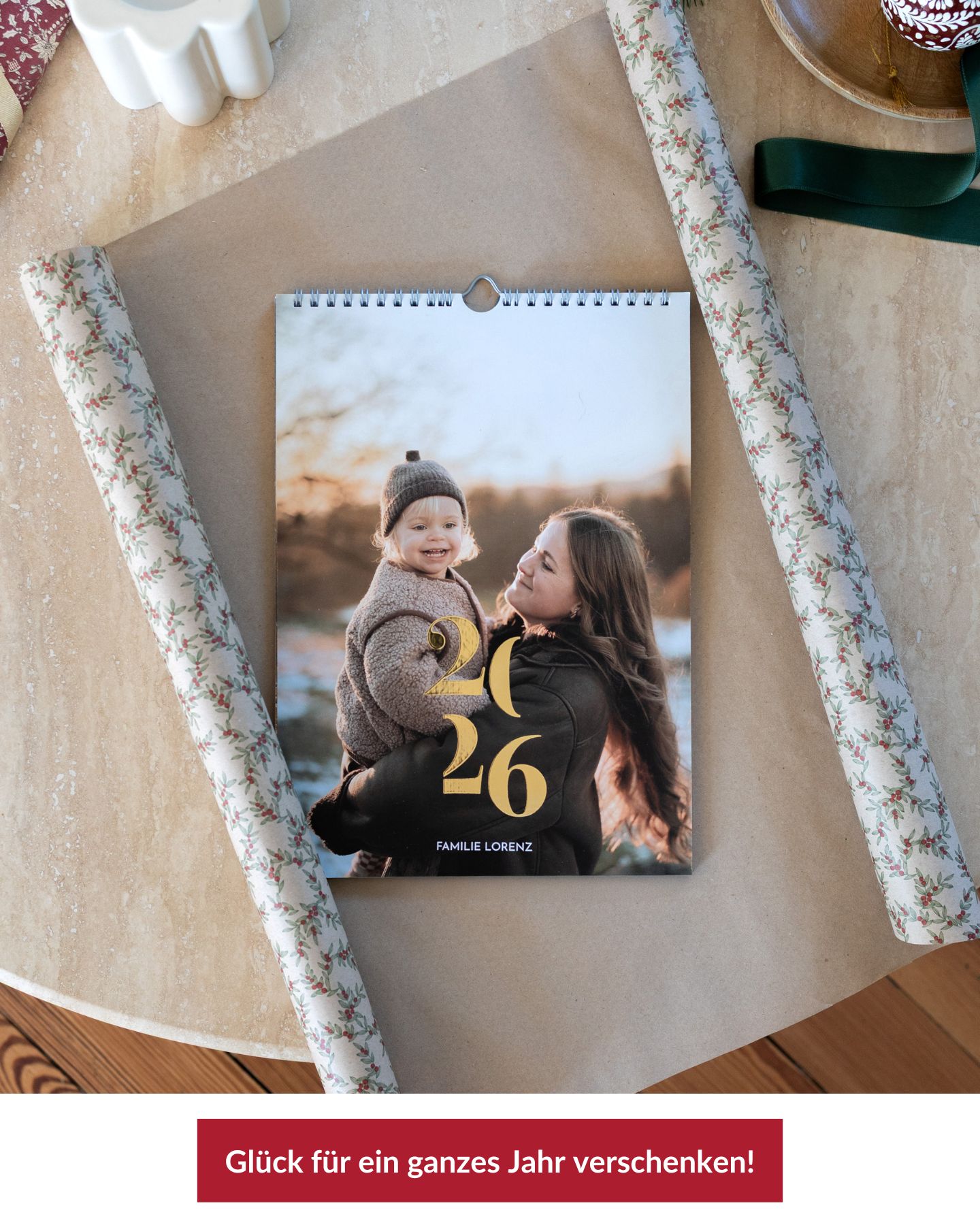 Wandkalender auf Weihnachspapier, bereit zum Einpacken