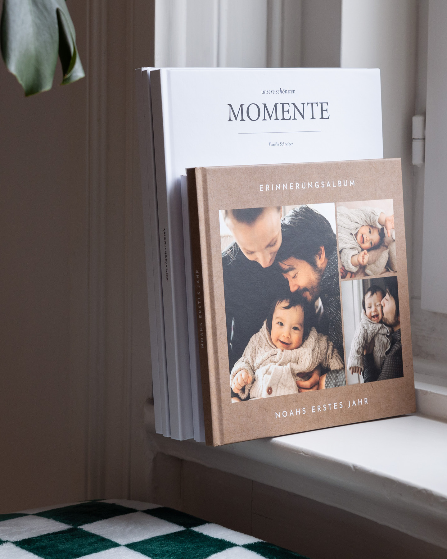 Hardcover-Fotobücher auf einer Fensterbank