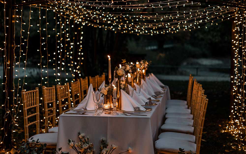 Festlich gedeckter Hochzeitstisch bei Nacht