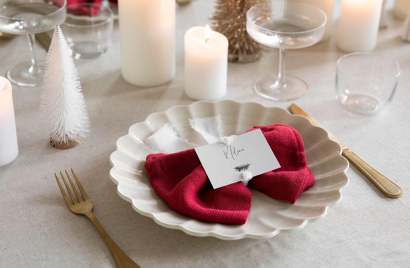 Weihnachtliche Tischdekoration selber machen: Servietten aus Stoff verziert mit personalisierten Tischkärtchen und edlen Stoffbändern.
