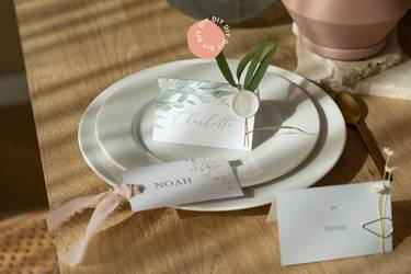 Selbstgemachte Tischkarten zur Hochzeit. Drei DIY-Ideen: Mit Wachssiegel, mit Seidenband und mit Klammer und Trockenblume
