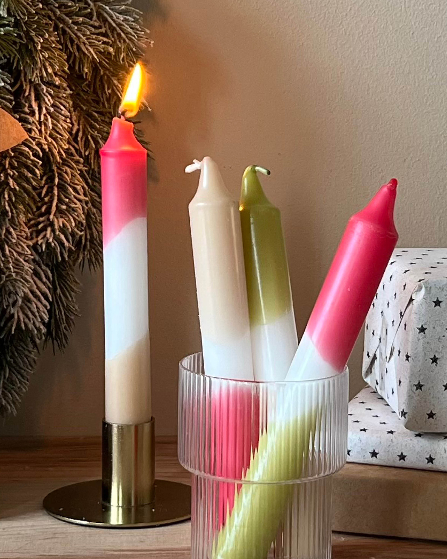 Bunte selbst gemachten Kerzen im Glas. Adventsbasteln mit Kindern.
