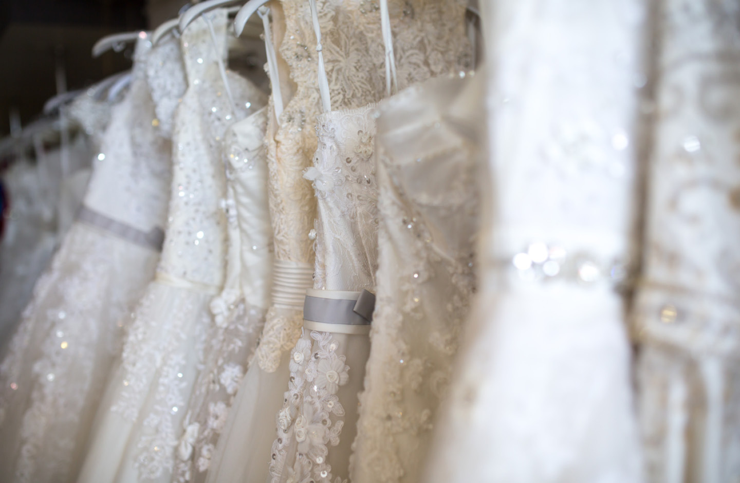 Bildausschnitt von Brautkleidern auf der Kleiderstange