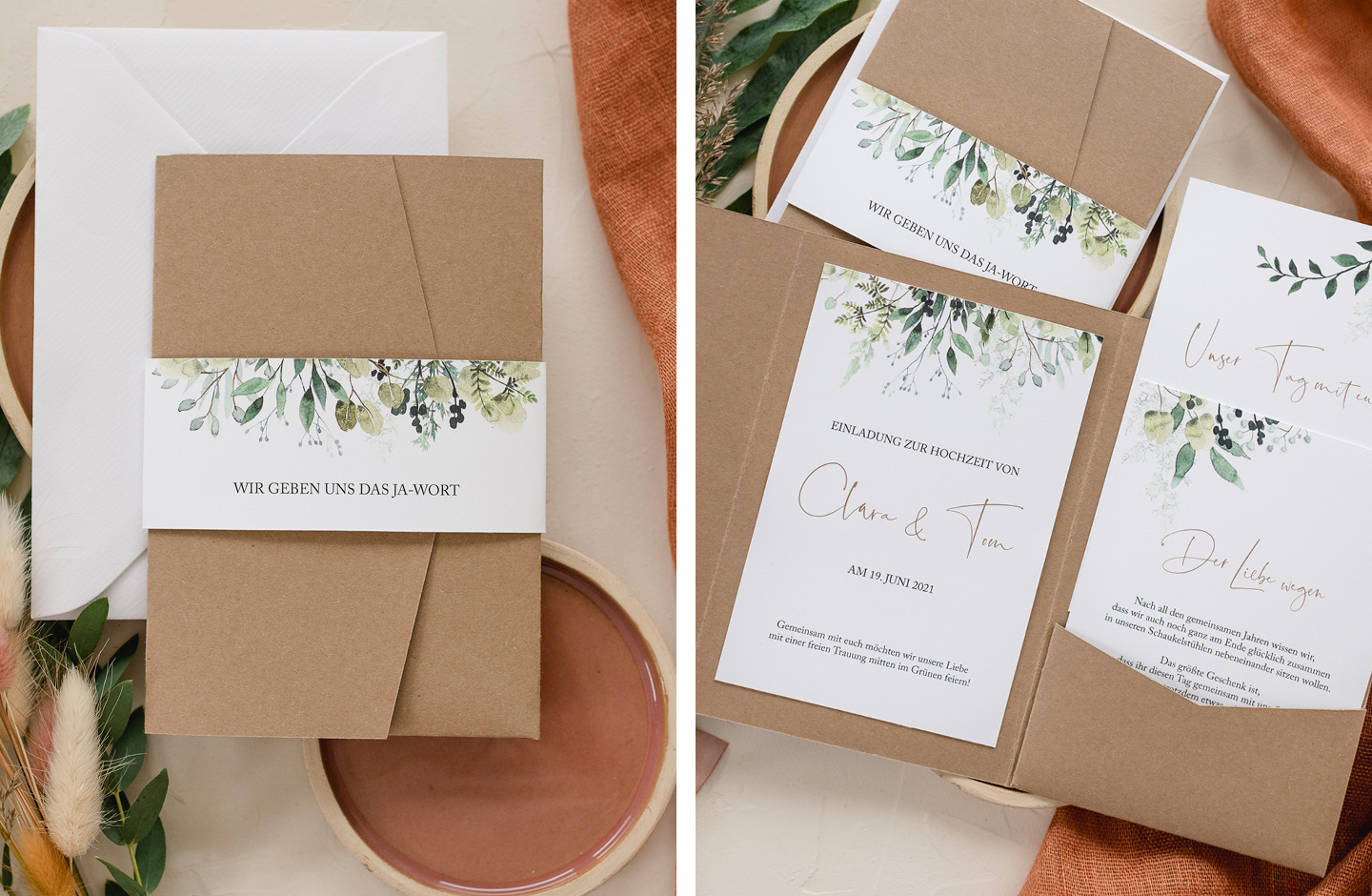 Hochzeitseinladung aus Kraftpapier im Pocketfold Format liegt dekoriert auf einem Tisch.