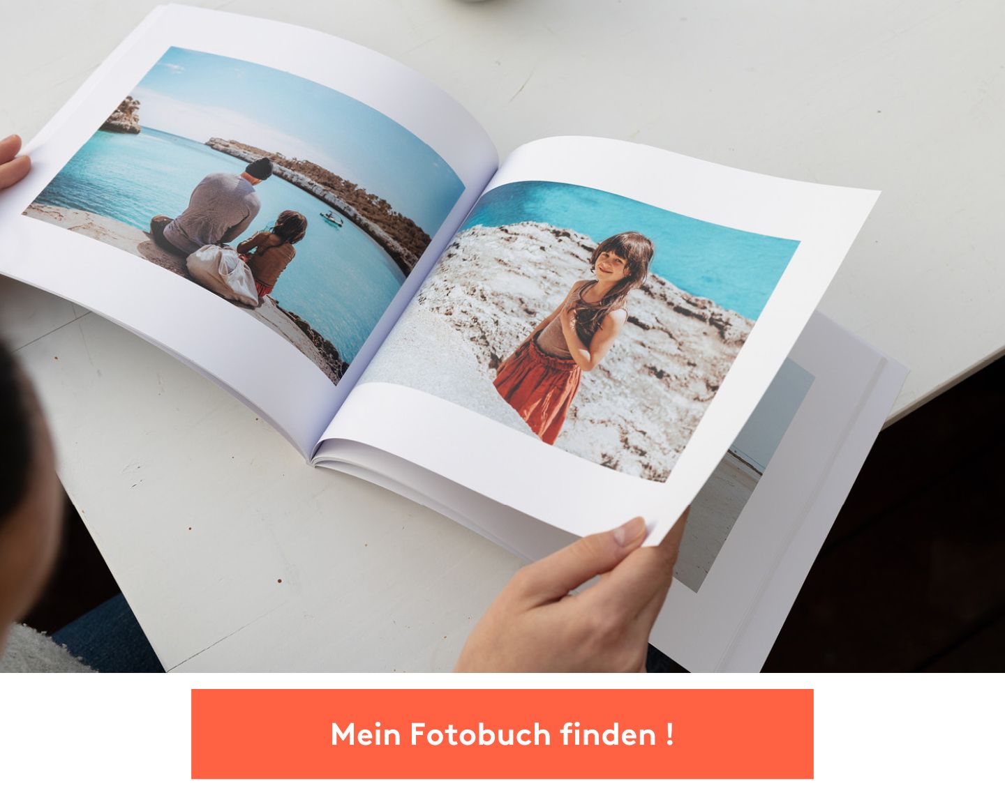 Frau (nicht im Bild) hält aufgeschlagenes Fotobuch mit Bildern aus dem Familienurlaub