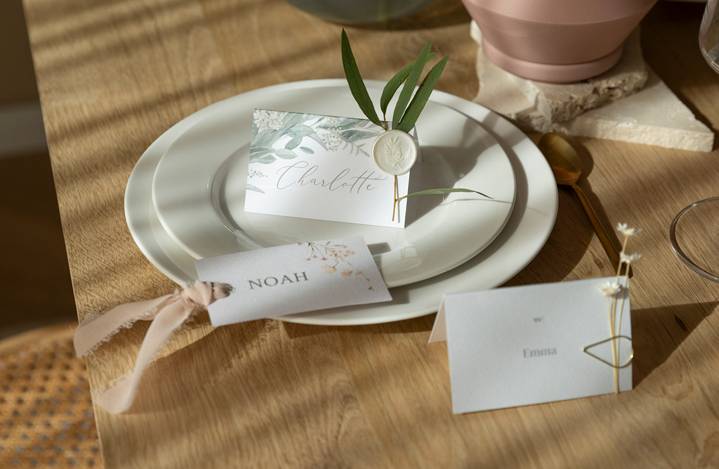Drei dekorierte Tischarten auf einer Hochzeitstafel