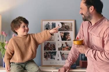Vater mit seinem kleinen Sohn und Vatertagsgeschenk, einer gerahmten Collage
