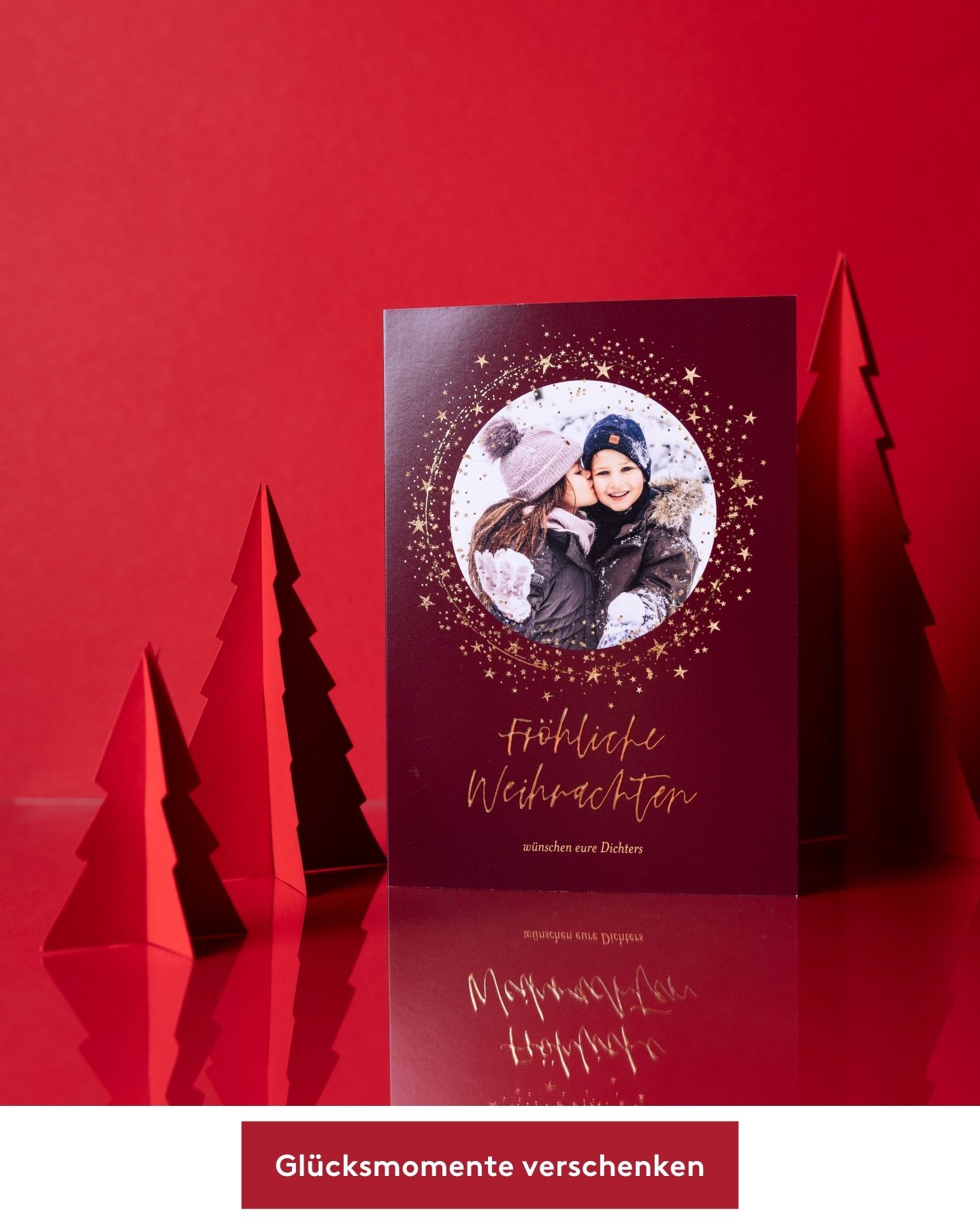Weihnachtskarte steht vor rotem Hintergrund.