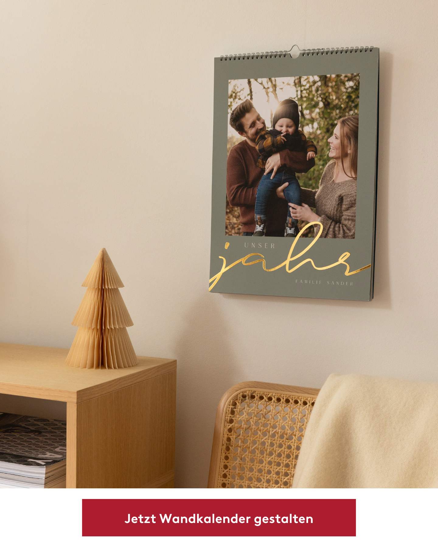 Fotokalender für die Wand wird mit rosa Geschenkpapier zu Weihnachten eingepackt.