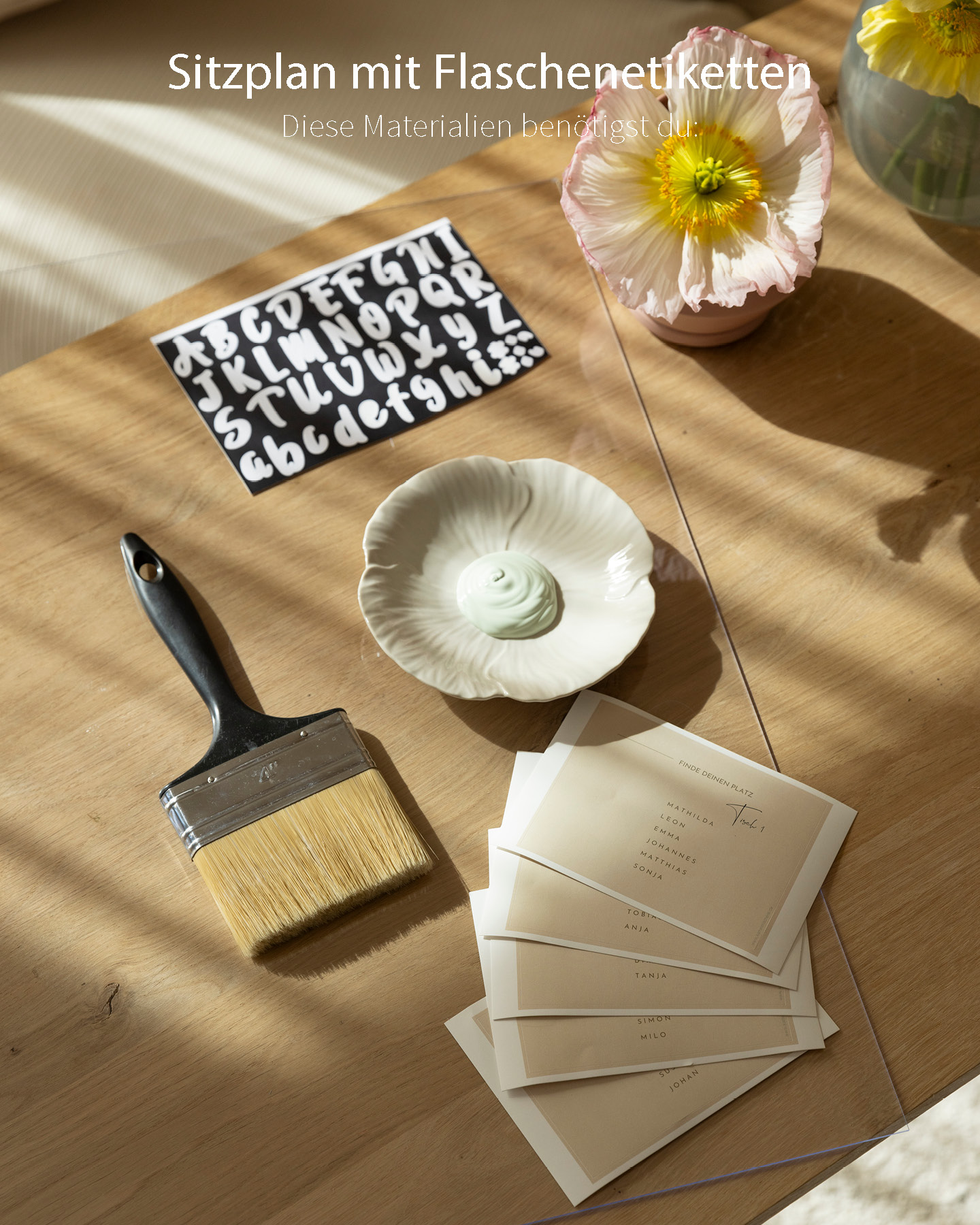 Materialien für DIY-Sitzplan mit Acrylplatte und Flaschenetiketten