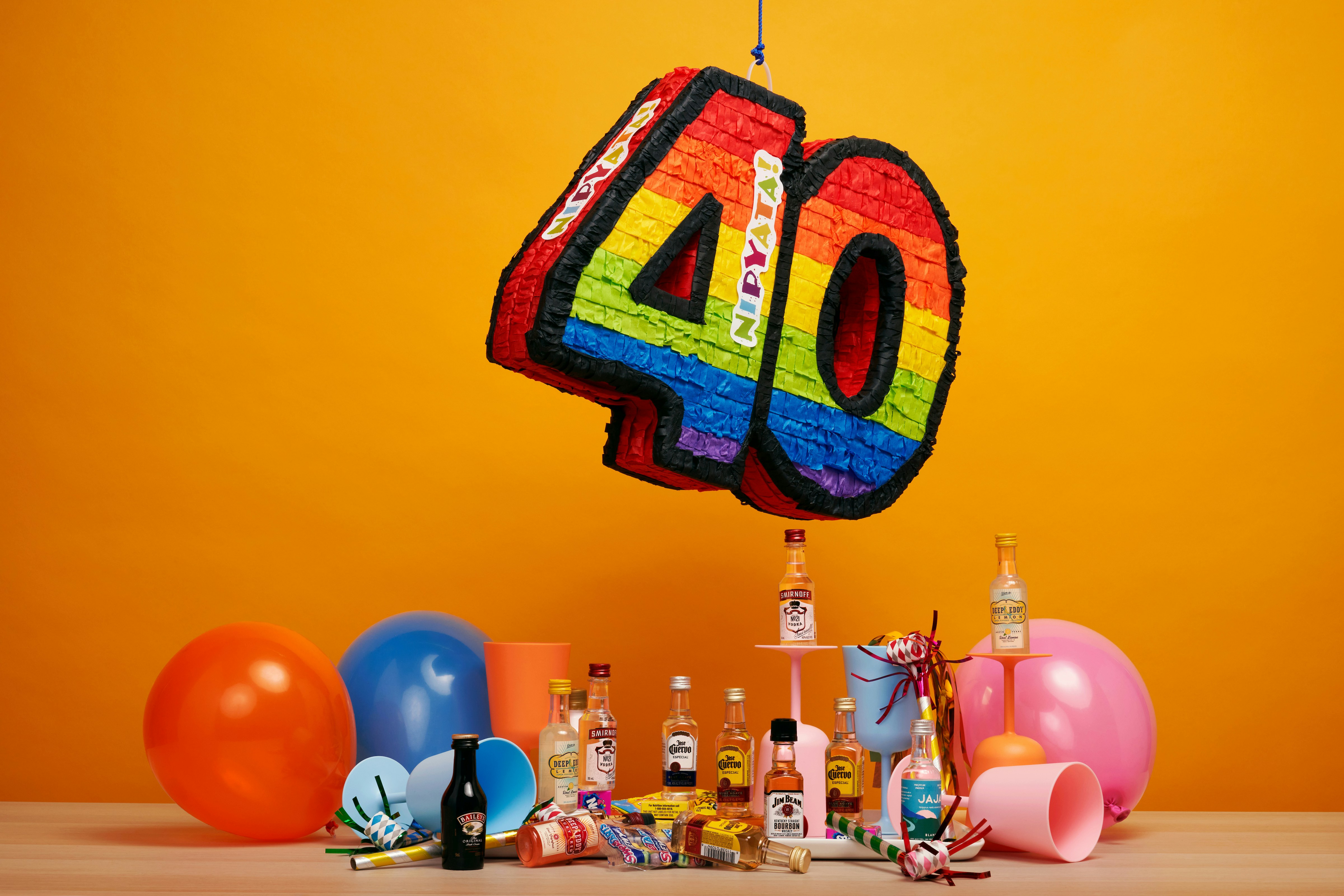 Geburtstagstisch mit Ballons, Alkohol und eine Pinyata die wie eine 40 aussieht.