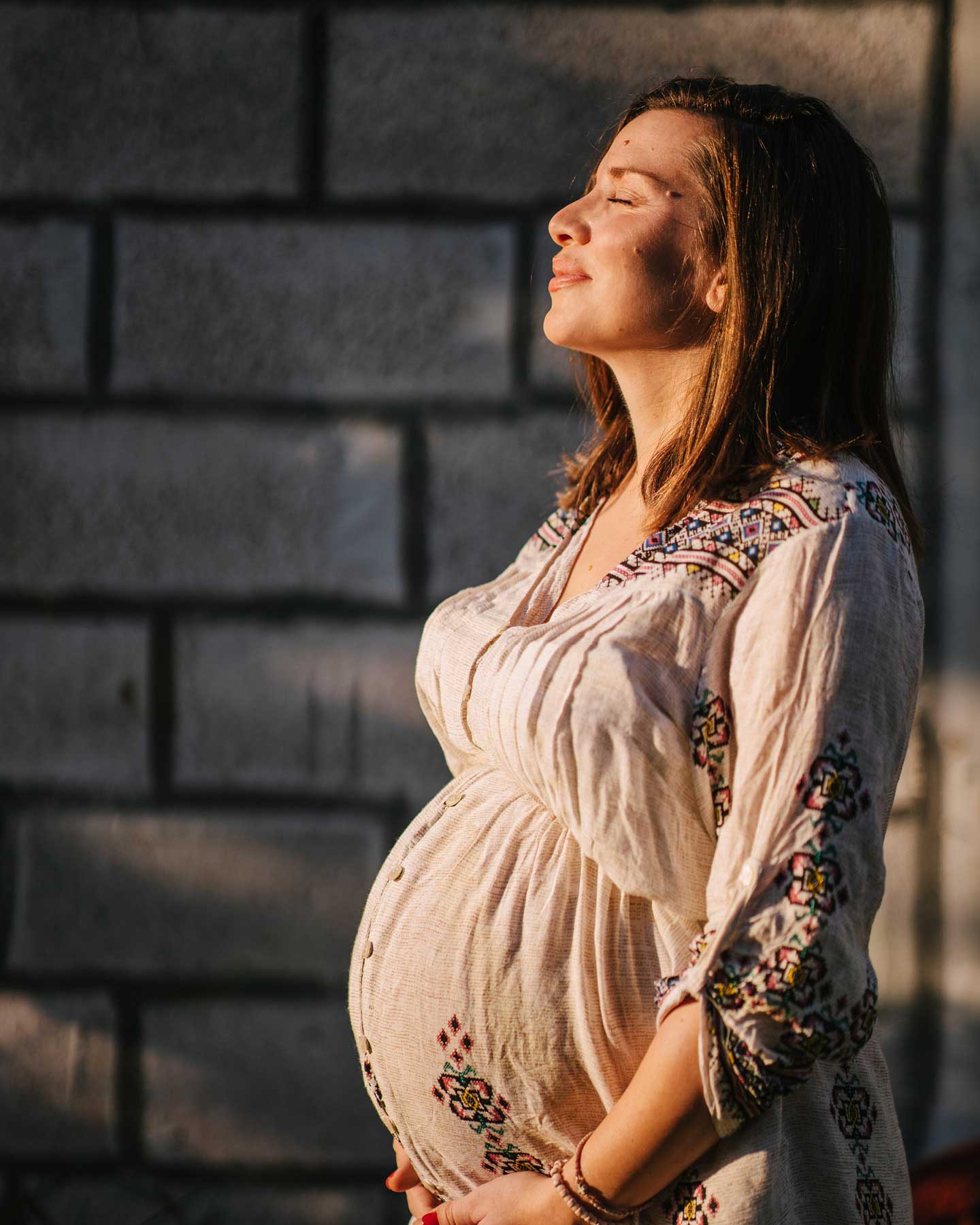 Schwangere genießt die Sonne