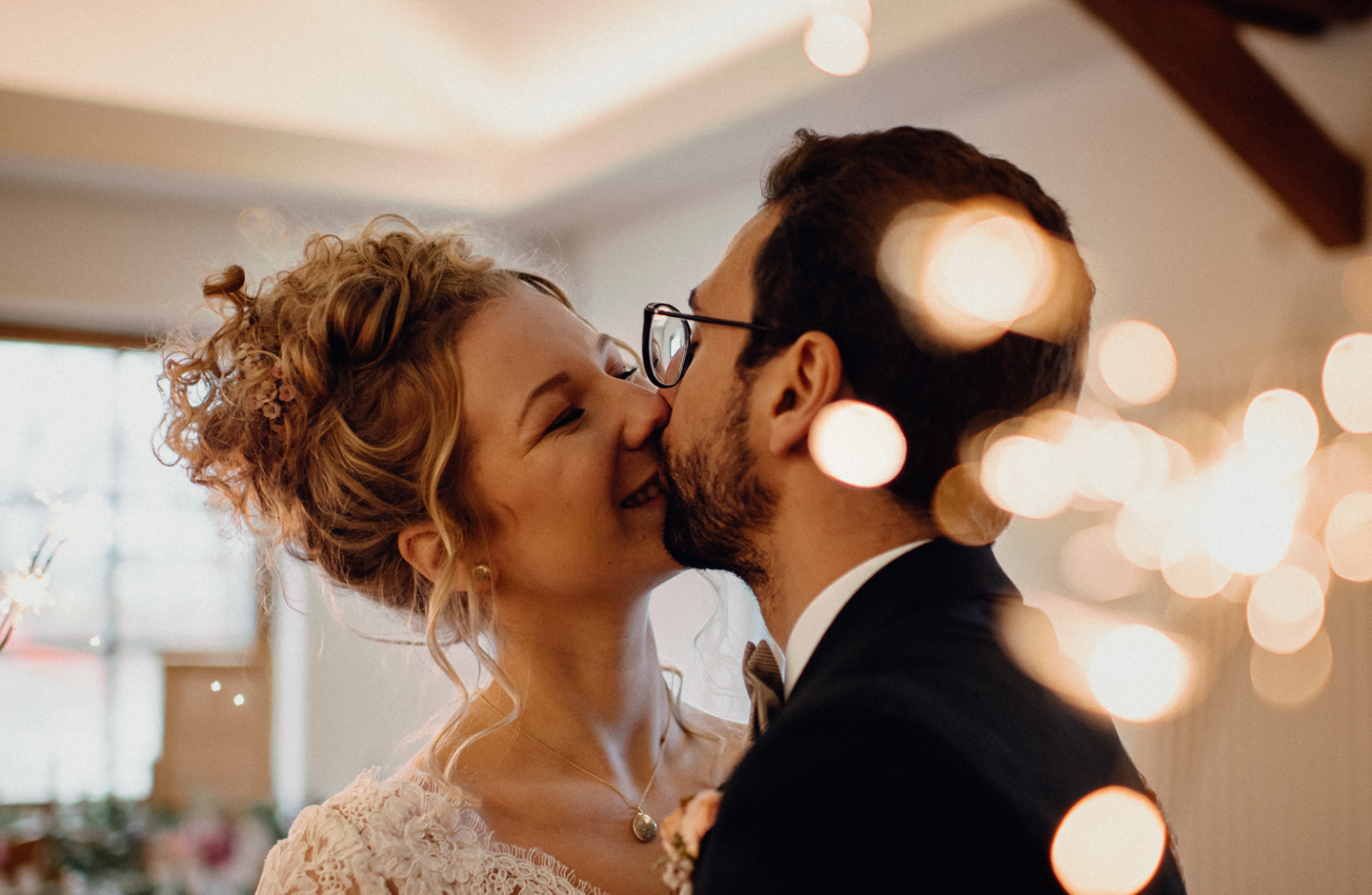 Paar küsst sich während Hochzeitstanz