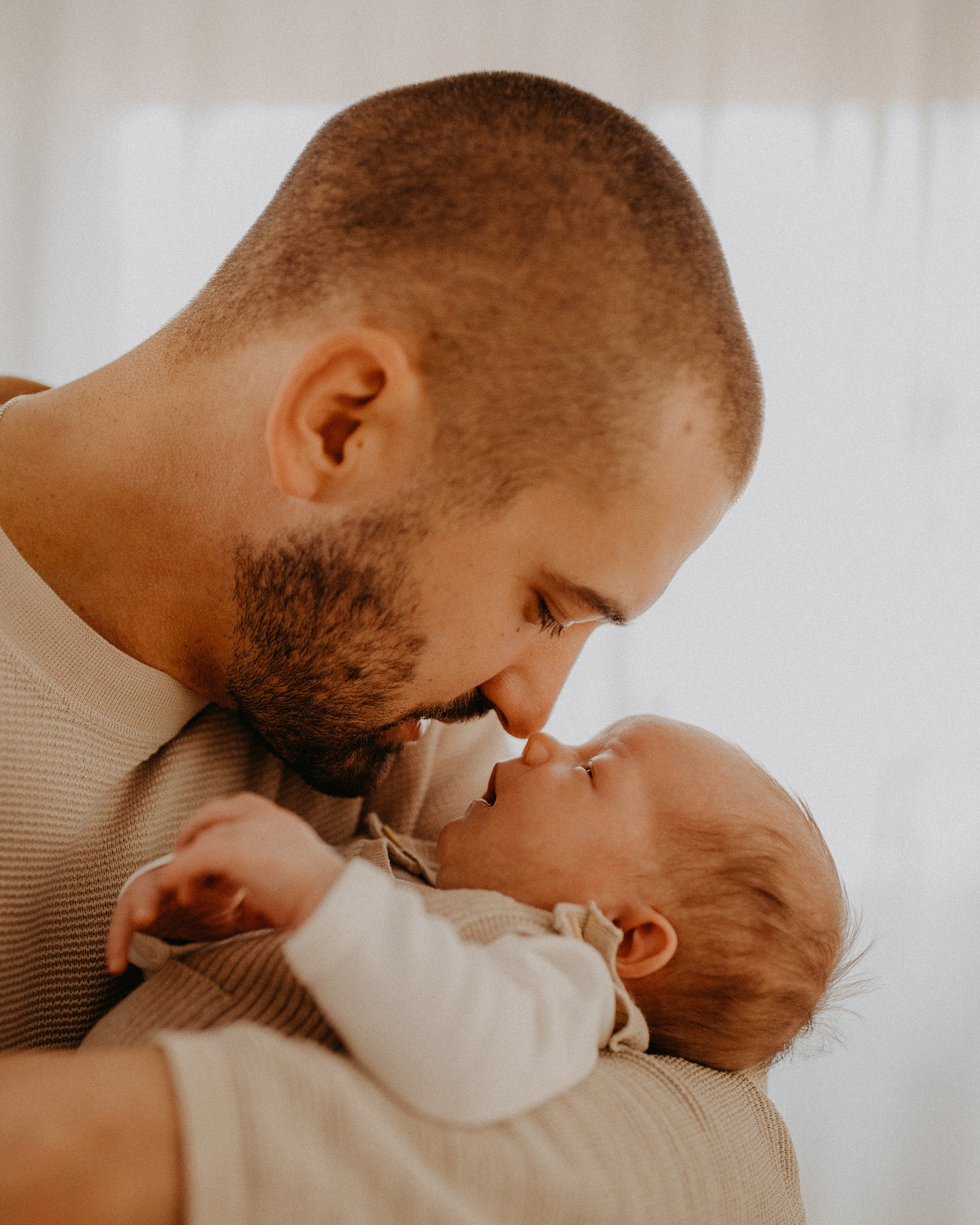 Vater hält zärtlich sein Baby auf dem Arm