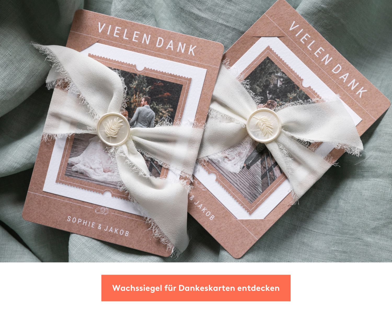 Karten mit Wachssiegeln auf der Tischdecke