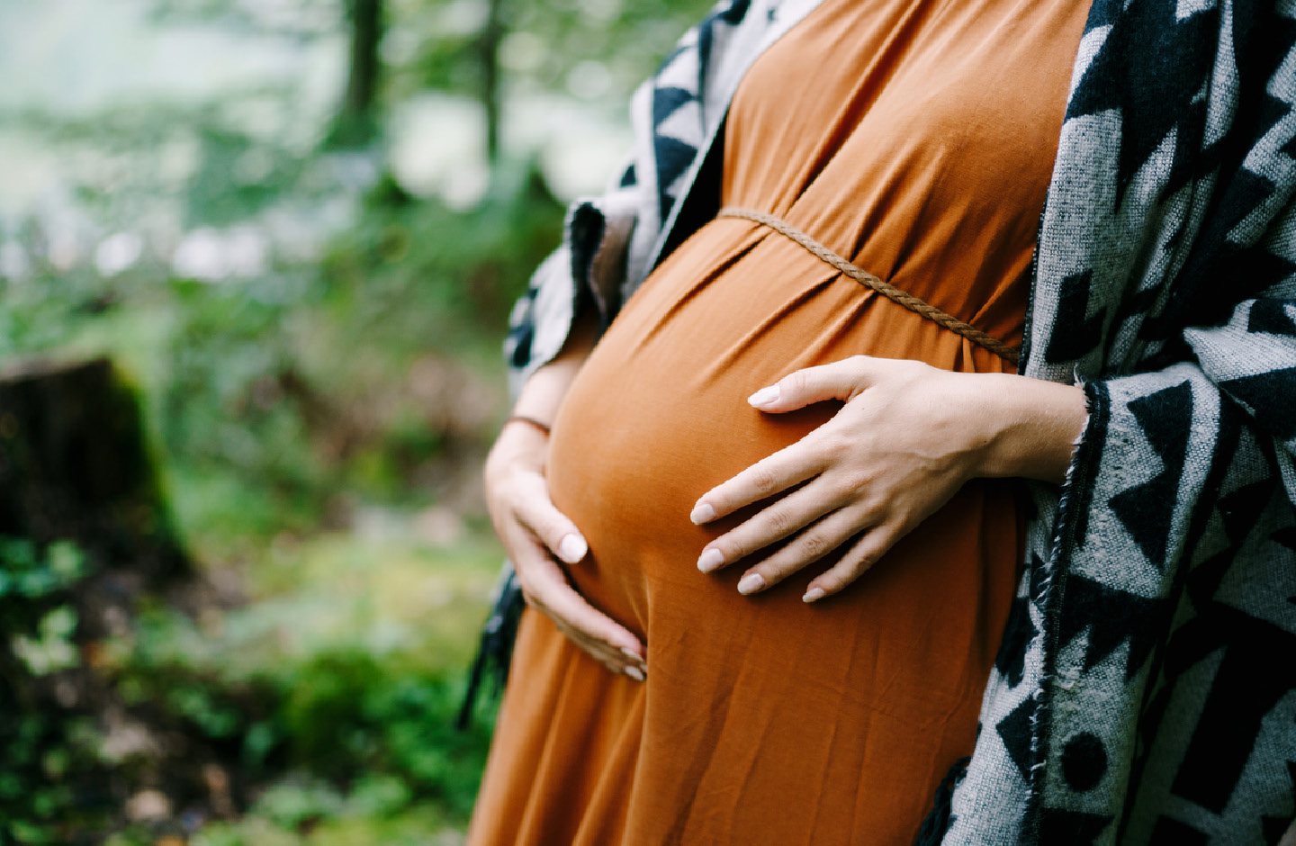 Bildausschnitt: Schangere im ditten Trimester in der Natur
